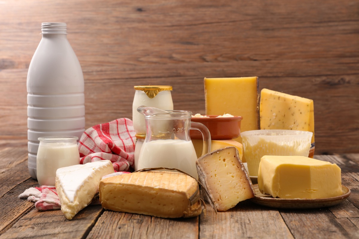 Un plateau de fromages et de produits laitiers posé sur une table en bois - Illustration Prêt à répondre à la hausse de la consommation 
