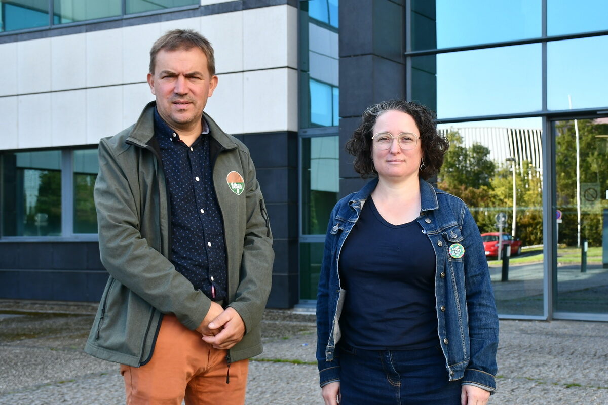 Un homme et une femme devant un bâtiment - Illustration Demande de soutien des pouvoirs publics