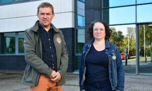 Un homme et une femme devant un bâtiment