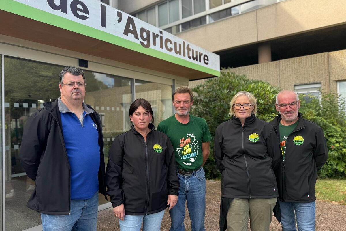 Trois hommes et deux femmes devant une Chambre d'agriculture. - Illustration « Moins de contraintes, plus de confiance »