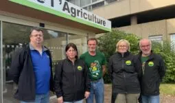 Trois hommes et deux femmes devant une Chambre d'agriculture.