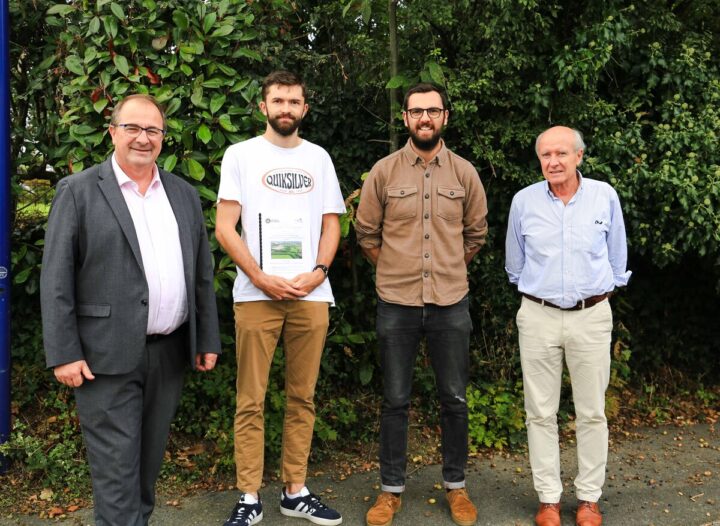 Des personnes devant une haie