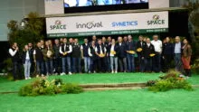 des personnes sur un podium