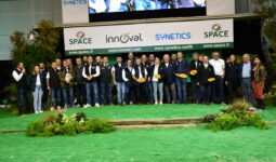 des personnes sur un podium