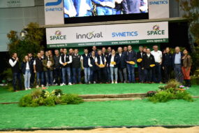des personnes sur un podium