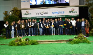 des personnes sur un podium