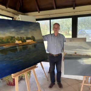 Une personne devant des tableaux