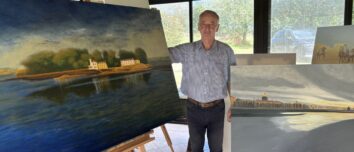 Une personne devant des tableaux