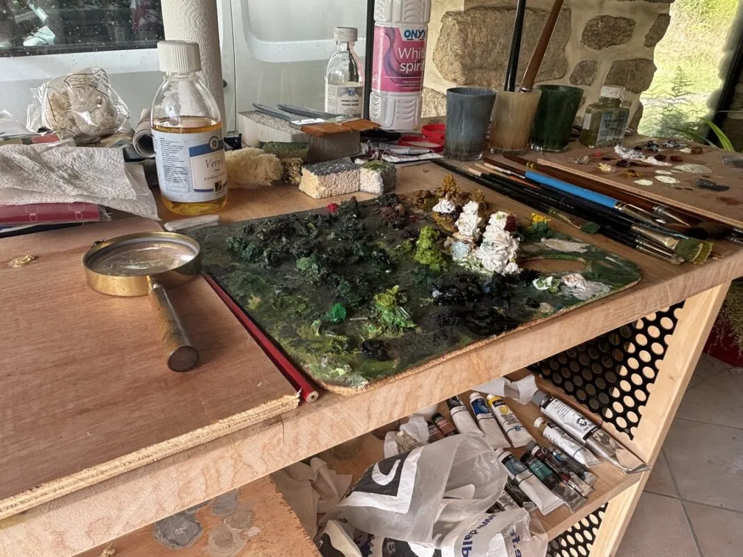 Une palette de peinture à l'huile sur un établi