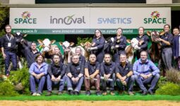 Des gens et des génisses sur le podium