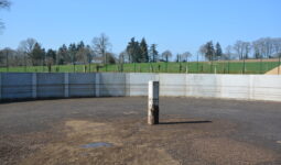 Une fosse à lisier avec une croûte en formation