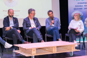 Groupe de personnes en débat