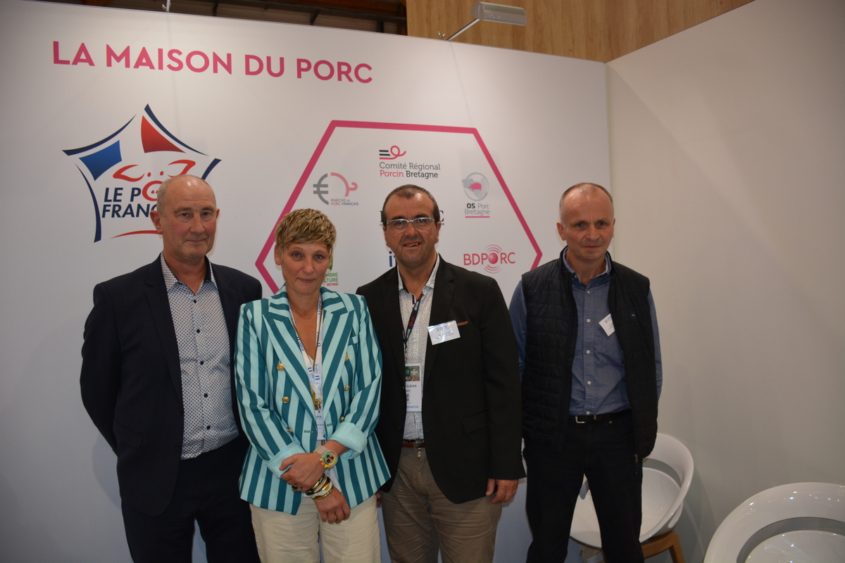 Quatre personnes posent sur le stand de la maison du porc sur un salon - Illustration Développer l’élevage dans le Grand Ouest