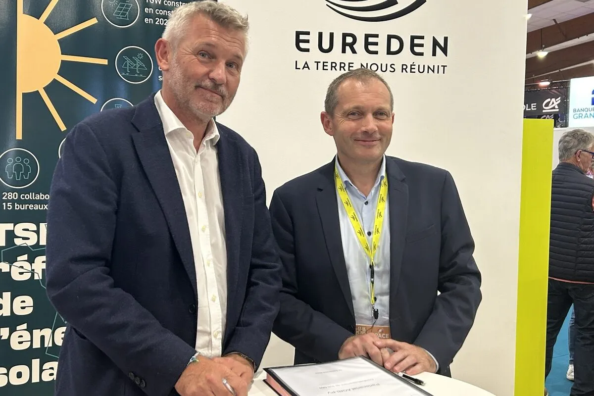 deux hommes souriants sur un salon prennent la pose - Illustration Eureden s’allie à TSE pour développer l’agrivoltaïsme