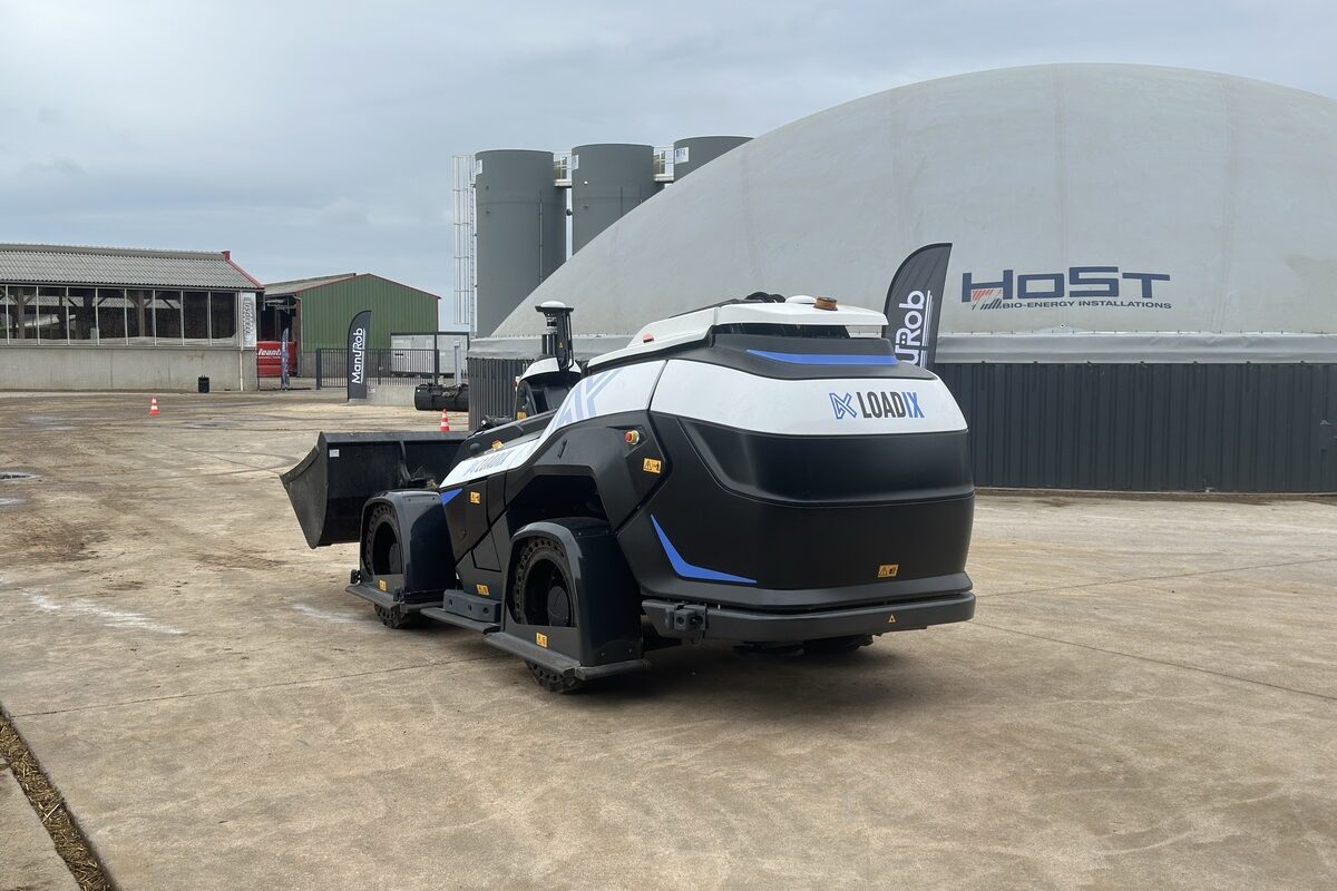 un robot Loadix devant une unité de méthanisation dans une exploitation agricole - Illustration L’avenir de Loadix se précise