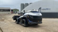un robot Loadix devant une unité de méthanisation dans une exploitation agricole
