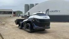 un robot Loadix devant une unité de méthanisation dans une exploitation agricole