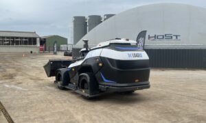 un robot Loadix devant une unité de méthanisation dans une exploitation agricole