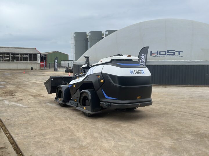 un robot Loadix devant une unité de méthanisation dans une exploitation agricole