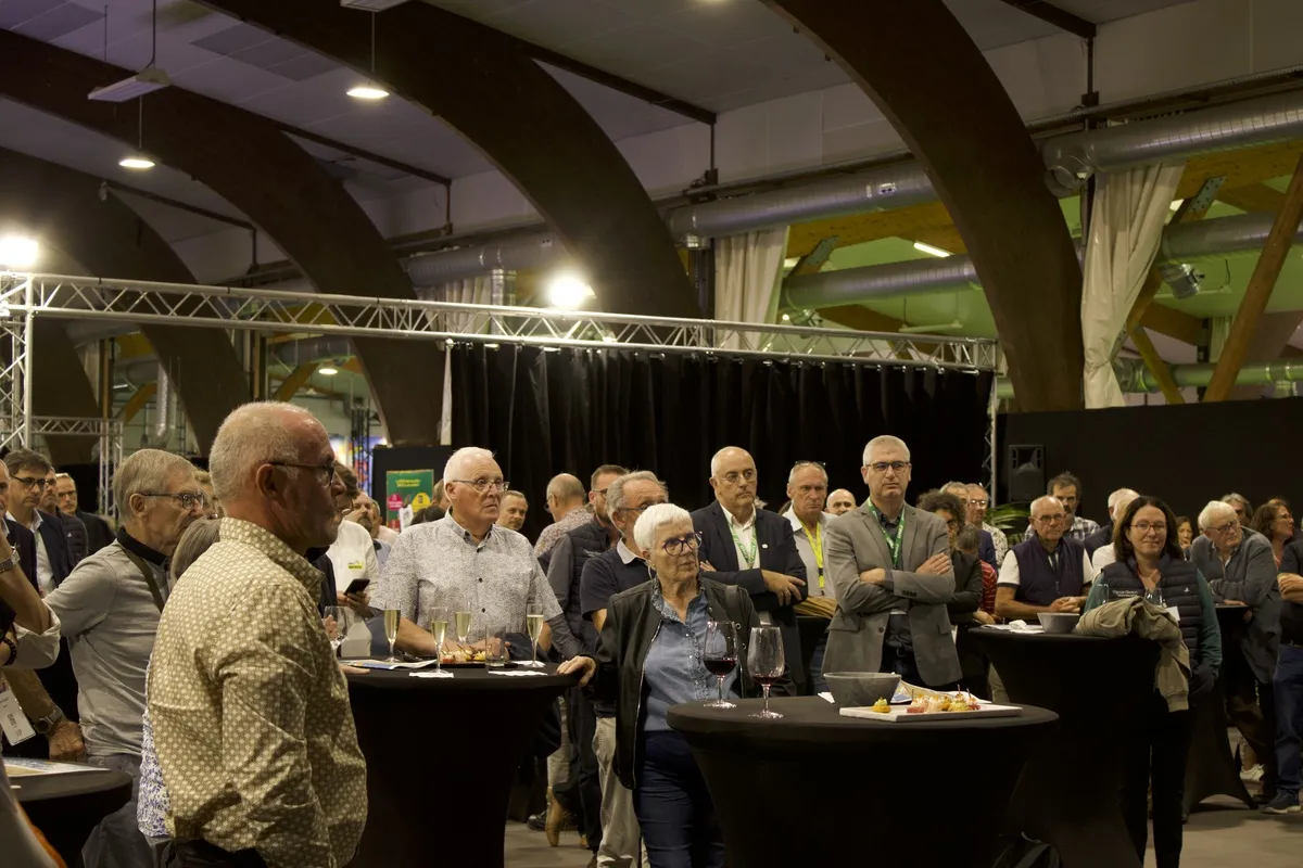 Une partie des invités aux 80 ans de Paysan Breton lors du Sapce