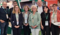 Des personnes sur un stand d'exposition dans un salon