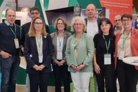 Des personnes sur un stand d'exposition dans un salon