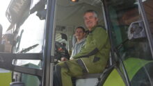 Deux personnes dans une cabine de tracteur
