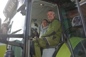 Deux personnes dans une cabine de tracteur