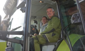 Deux personnes dans une cabine de tracteur