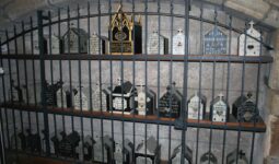 Les boîtes à crâne à la cathédrale de Saint Pol