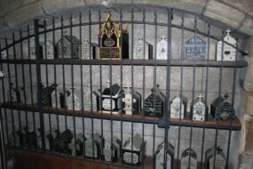 Les boîtes à crâne à la cathédrale de Saint Pol