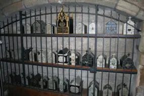 Les boîtes à crâne à la cathédrale de Saint Pol