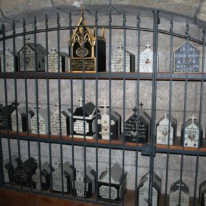 Les boîtes à crâne à la cathédrale de Saint Pol