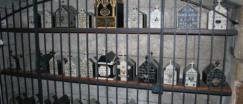 Les boîtes à crâne à la cathédrale de Saint Pol