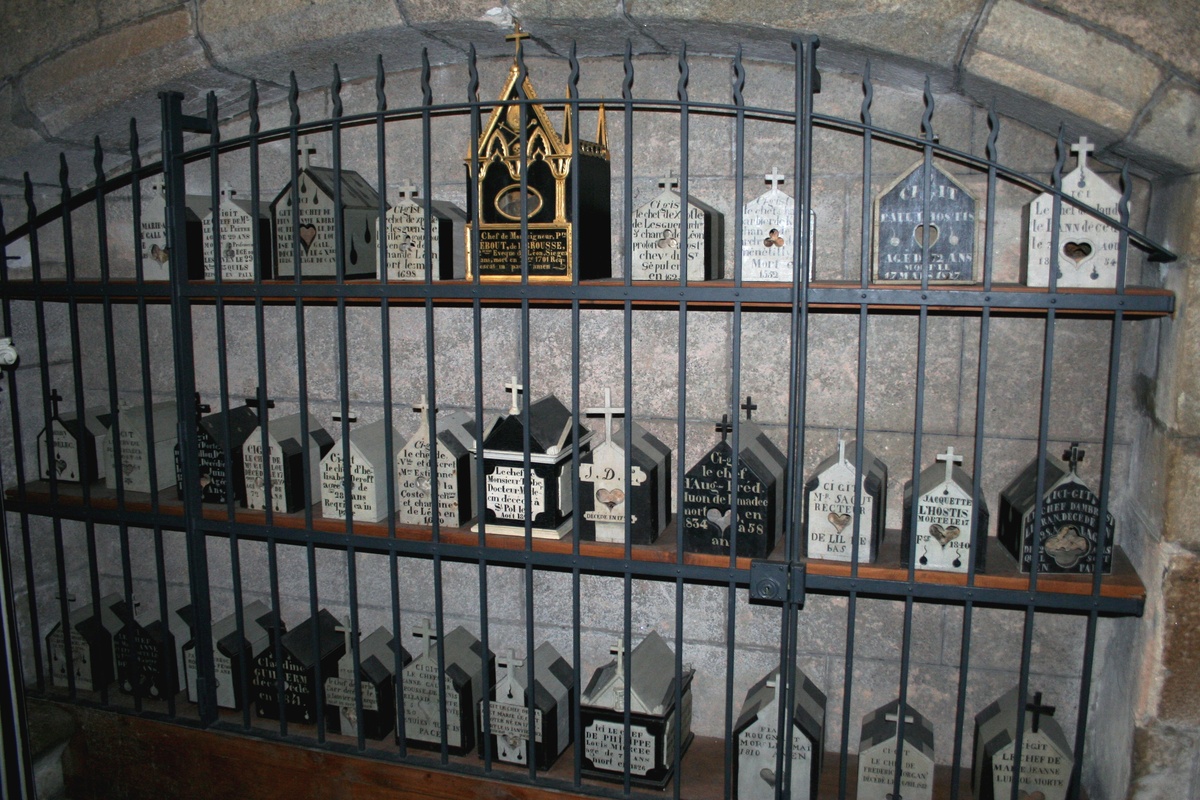 Les boîtes à crâne à la cathédrale de Saint Pol - Illustration Une étonnante pratique funéraire