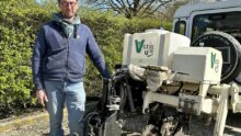 Un homme à côté d'un scanner de sol