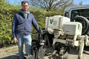 Un homme à côté d'un scanner de sol