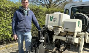 Un homme à côté d'un scanner de sol