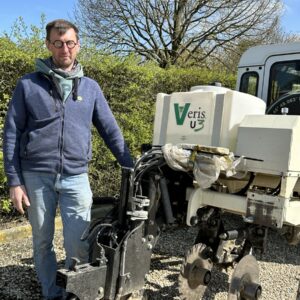 Un homme à côté d'un scanner de sol