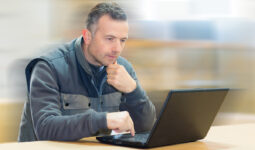 Un homme devant un ordinateur portable
