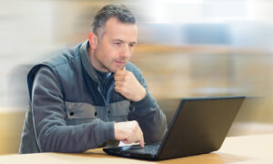 Un homme devant un ordinateur portable