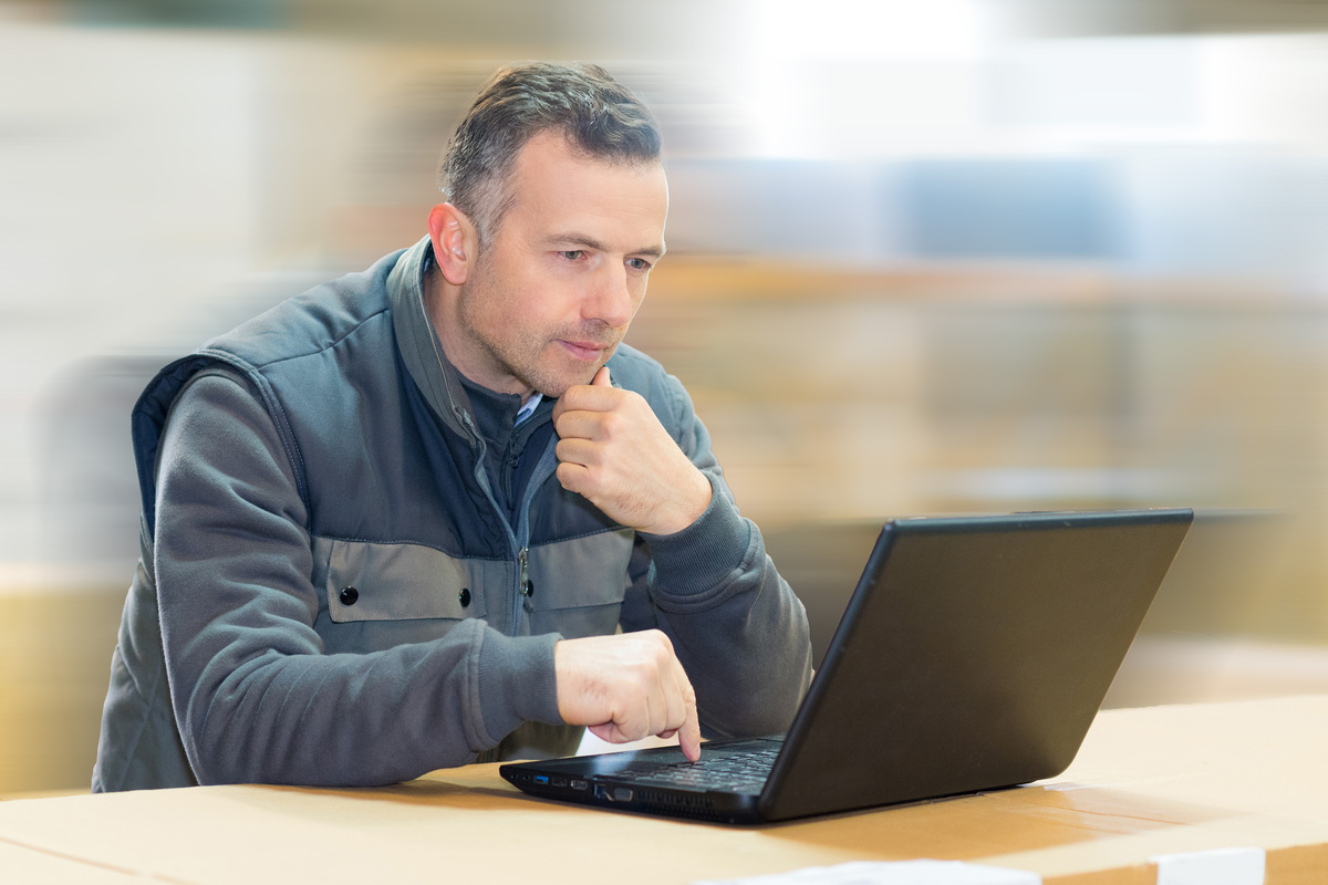 Un homme devant un ordinateur portable - Illustration Une réforme qui arrive vite
