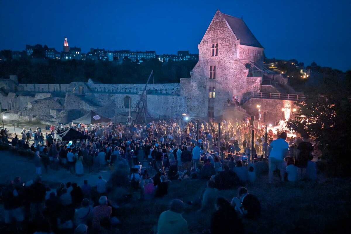 Un fest-noz devant un château - Illustration De la terre battue aux scènes du monde