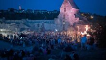 Un fest-noz devant un château