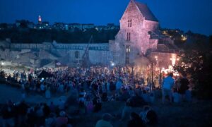 Un fest-noz devant un château