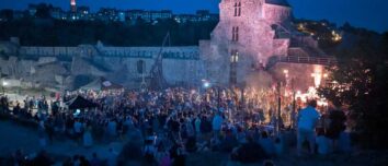 Un fest-noz devant un château