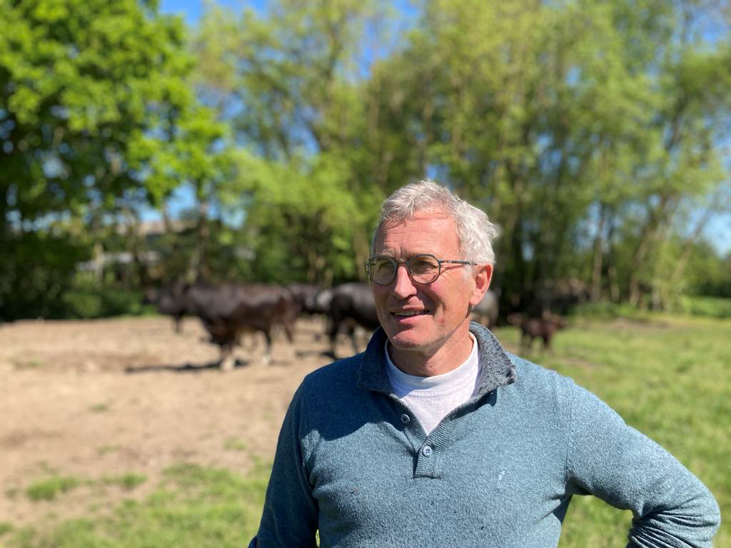 Un homme dans un champ - Illustration À Lamballe, Christian Colas mise sur une approche globale face au changement climatique