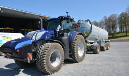 Un tracteur new holland methane power dans une cour