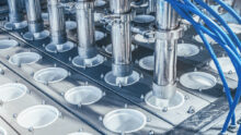Gros plan sur une chaine industriel de conditionnement de produits laitiers