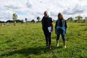 des éleveurs dans une parcelle en agroforesterie